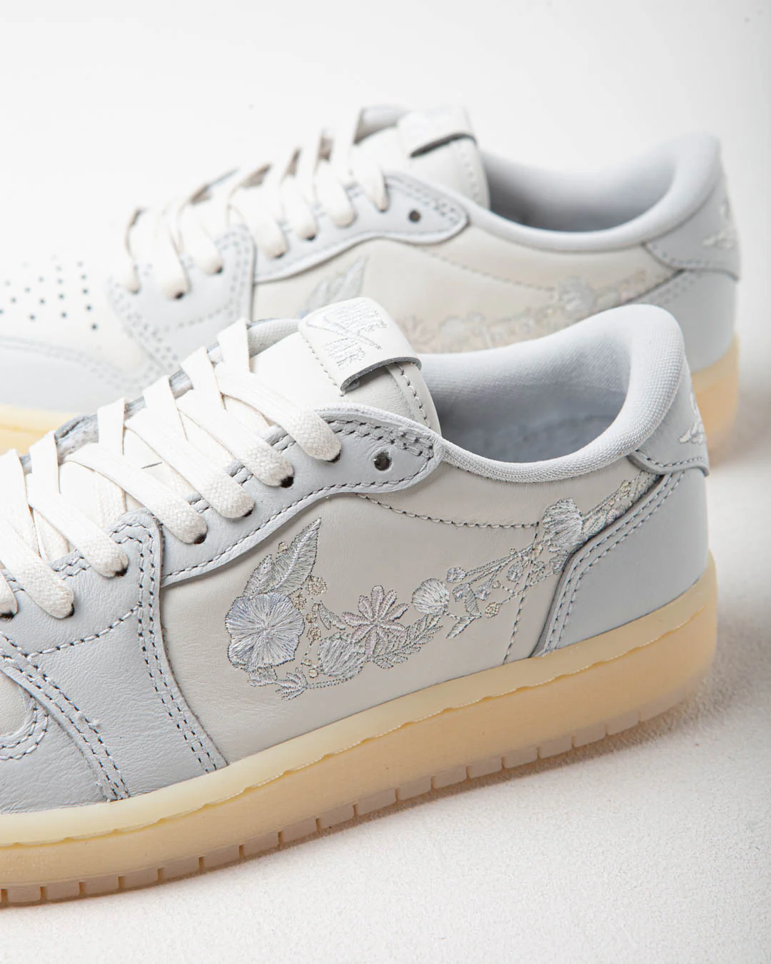 Air Jordan 1 Retro Low OG Sail/Off White - Image 4