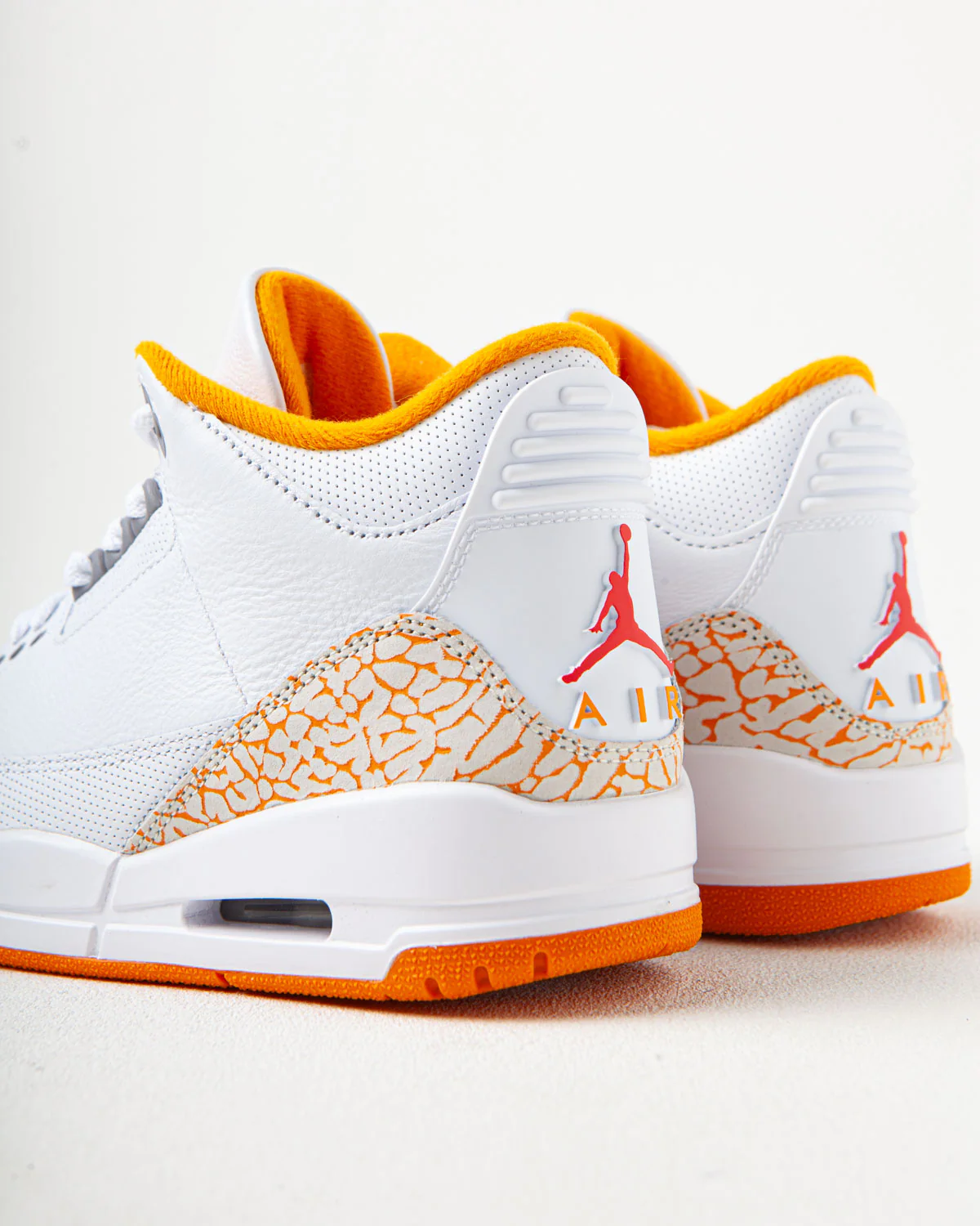 Air Jordan 3 Retro WMNS 'Orange Citrus' - Image 4