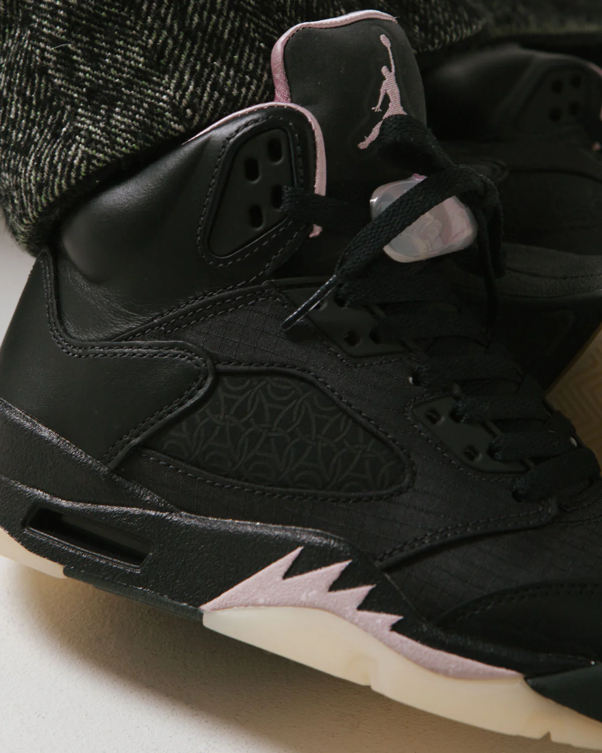 Air Jordan 5 Retro x Paris Saint Germain Off Noir/Particle Rose - Image 4