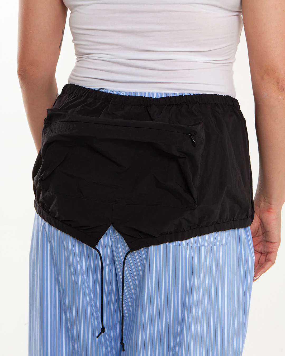 Rhodolirion Utility Apron Black - Image 4
